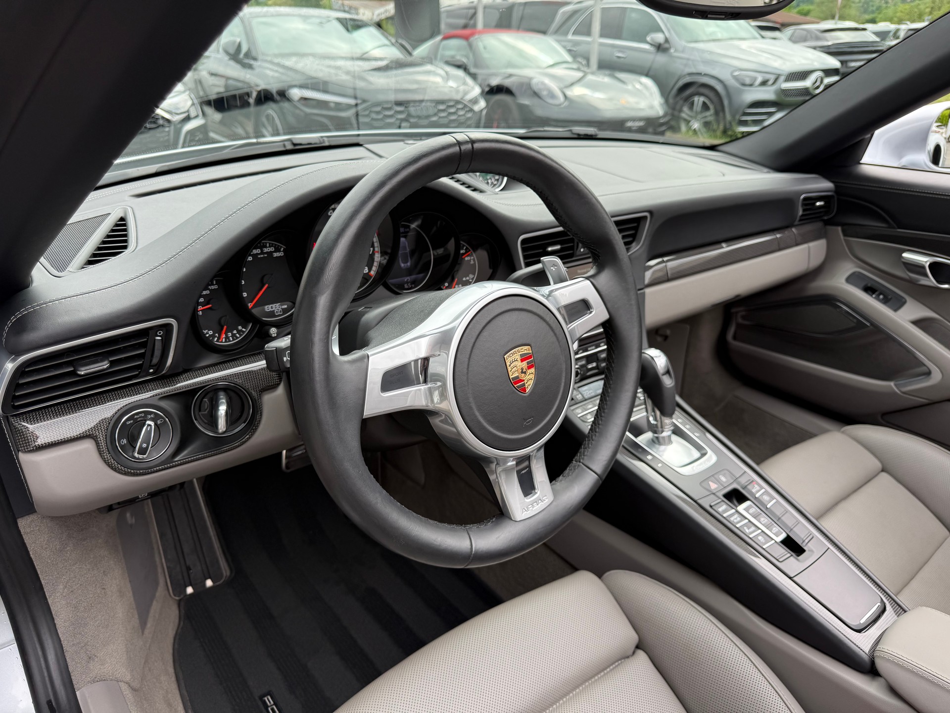PORSCHE 911 Turbo S Cabrio PDK-image-15