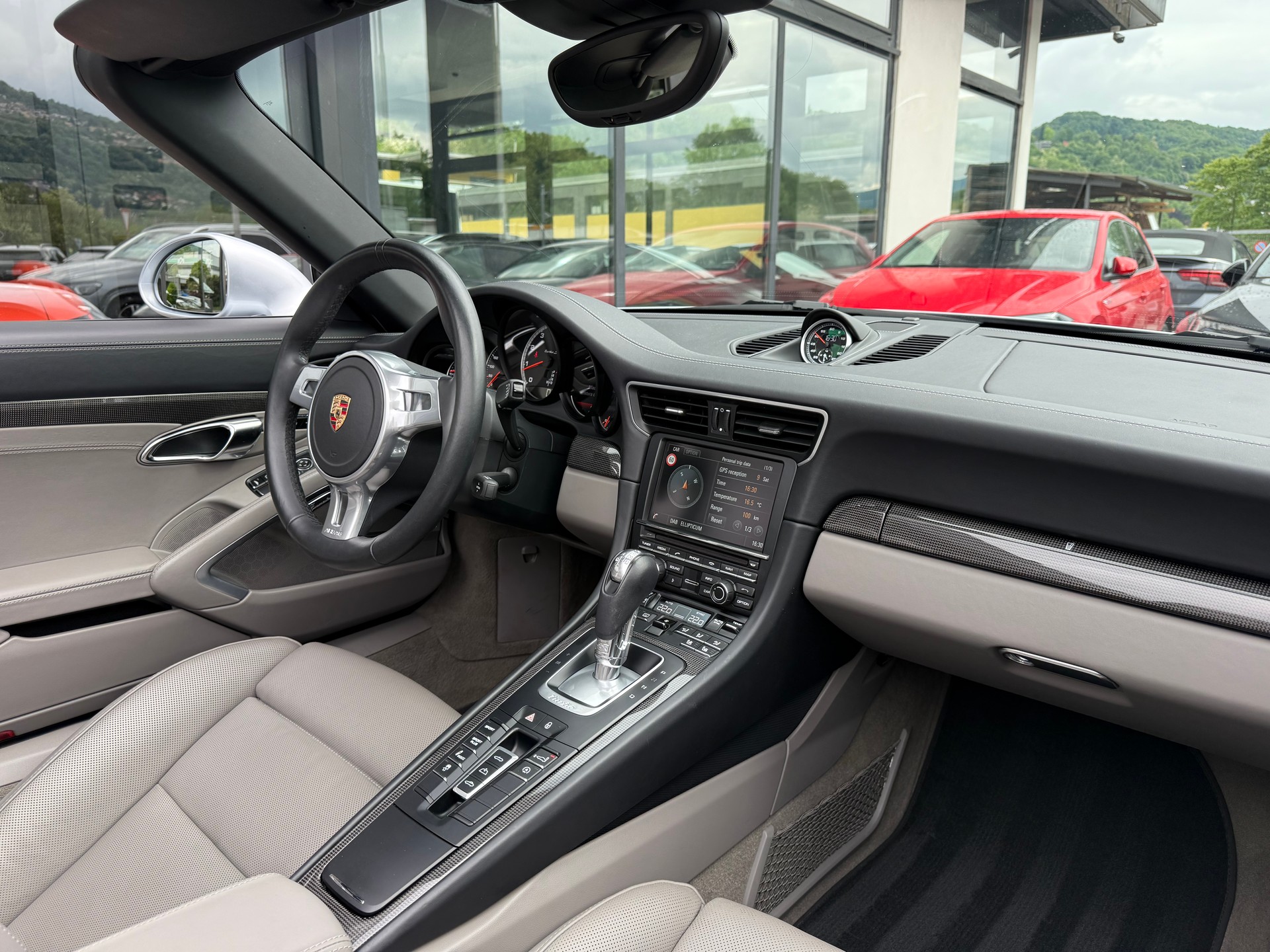 PORSCHE 911 Turbo S Cabrio PDK-image-14