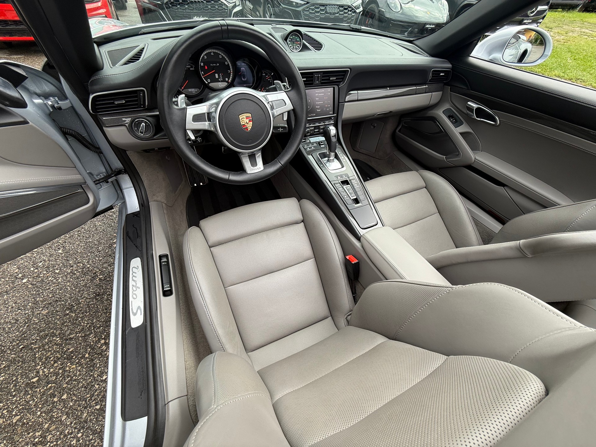 PORSCHE 911 Turbo S Cabrio PDK-image-11