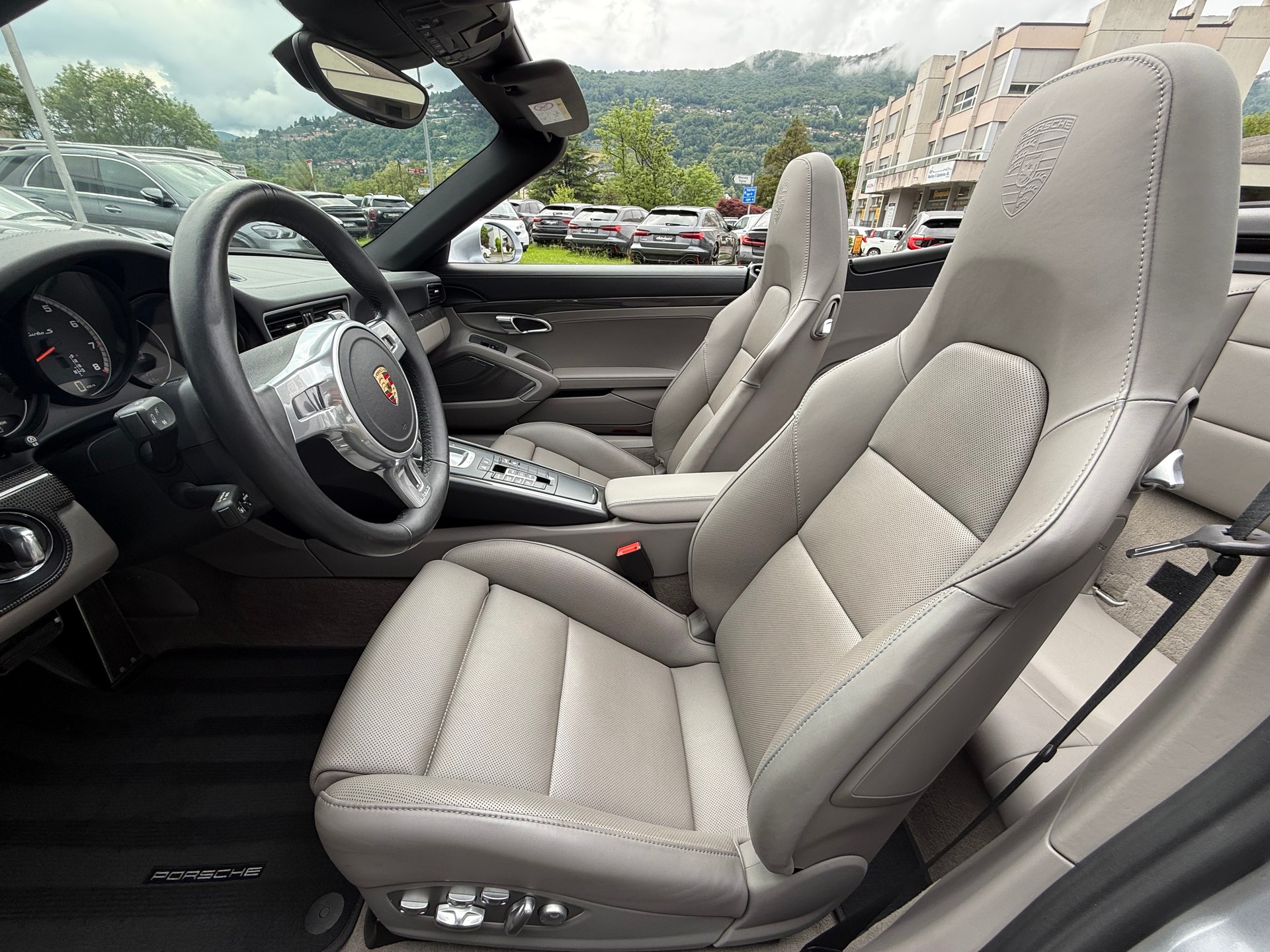 PORSCHE 911 Turbo S Cabrio PDK-image-10