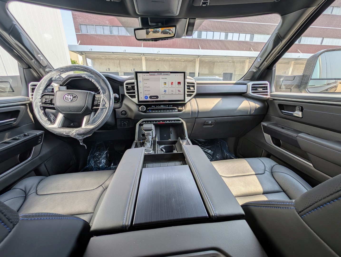 TOYOTA SEQUOIA Platinum Hybrid 4WD 2025-showroom-element-2