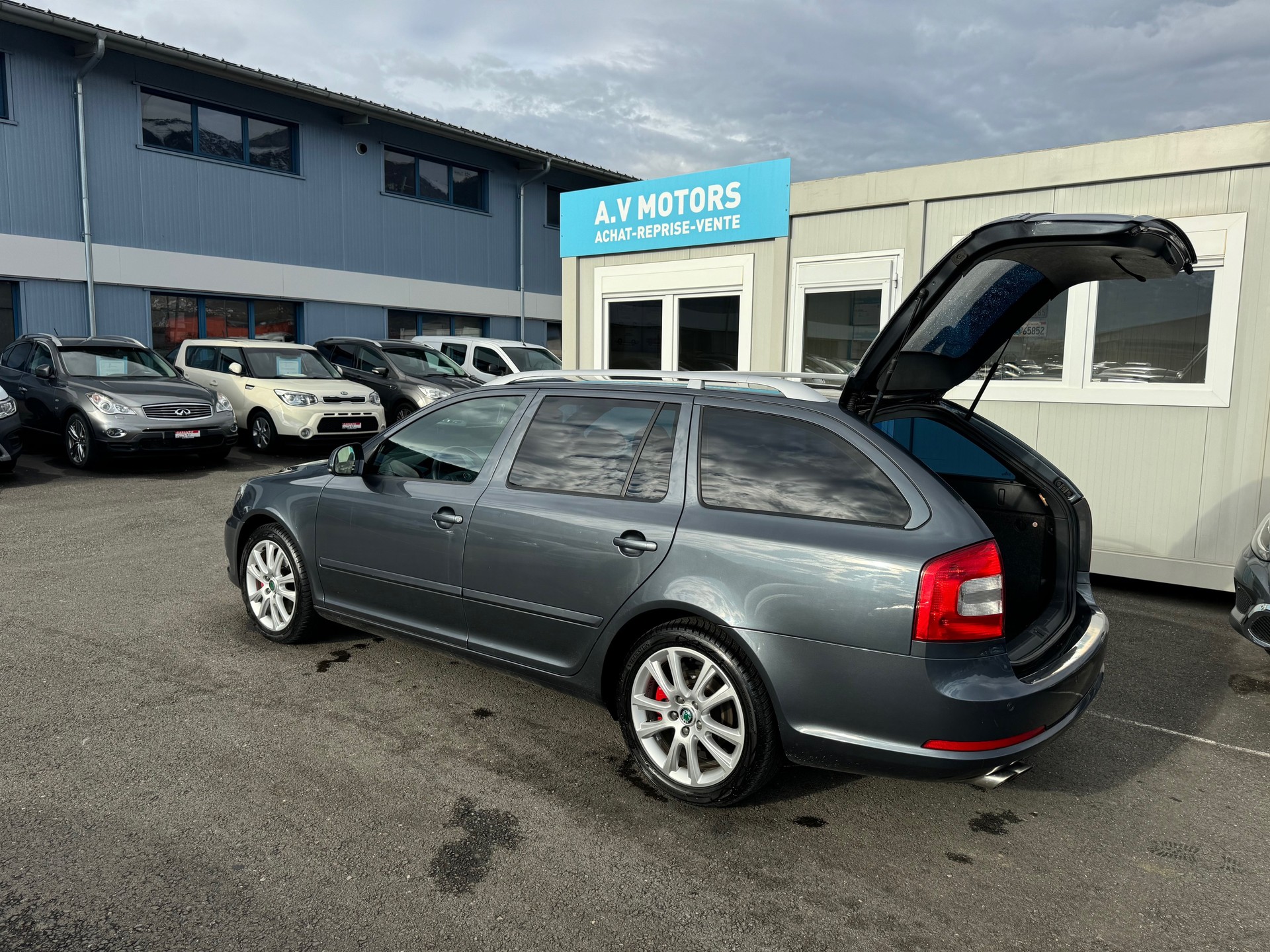 SKODA Octavia Combi 2.0 TSI RS-image-3