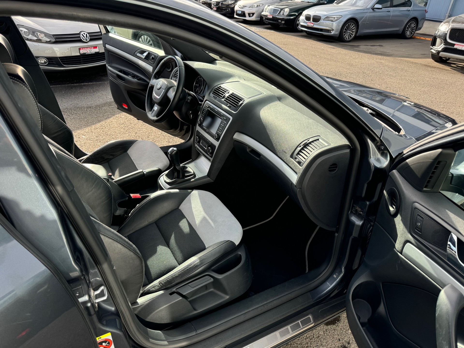 SKODA Octavia Combi 2.0 TSI RS-image-11