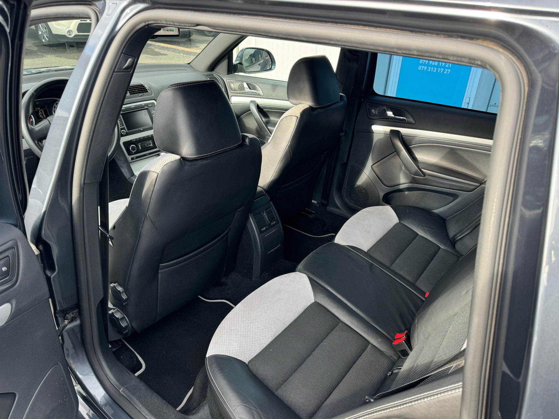 SKODA Octavia Combi 2.0 TSI RS-image-8