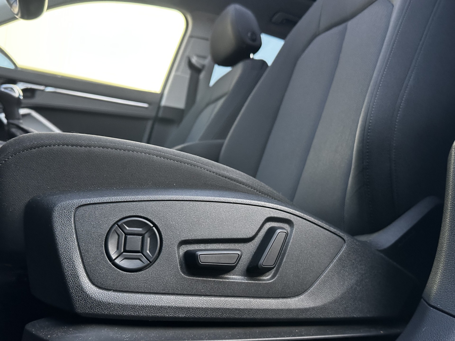 AUDI Q3 40 TFSI quattro S-tronic-image-8
