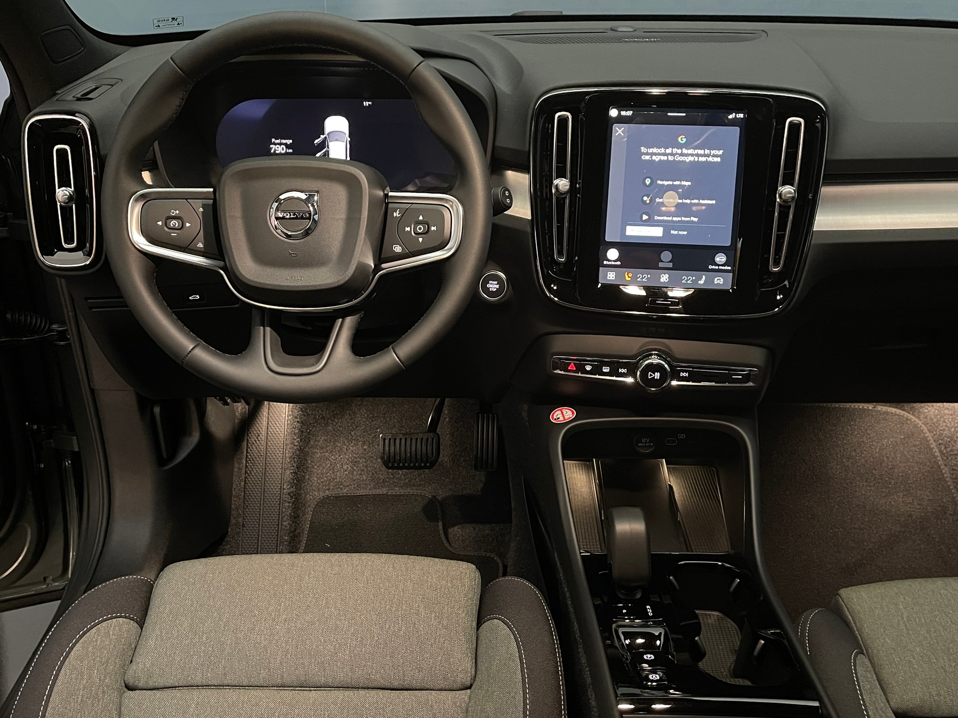 VOLVO XC40 2.0 B3 MH Plus Dark-image-12