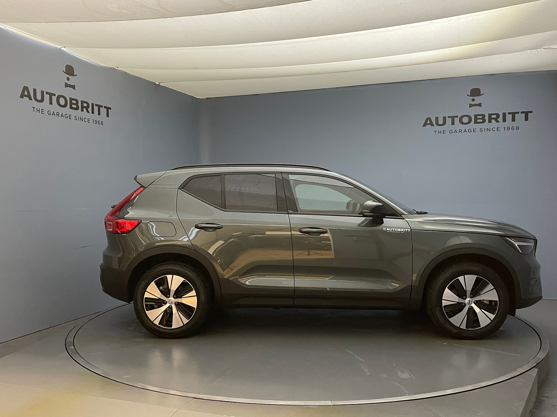 VOLVO XC40 2.0 B3 MH Plus Dark-image-4