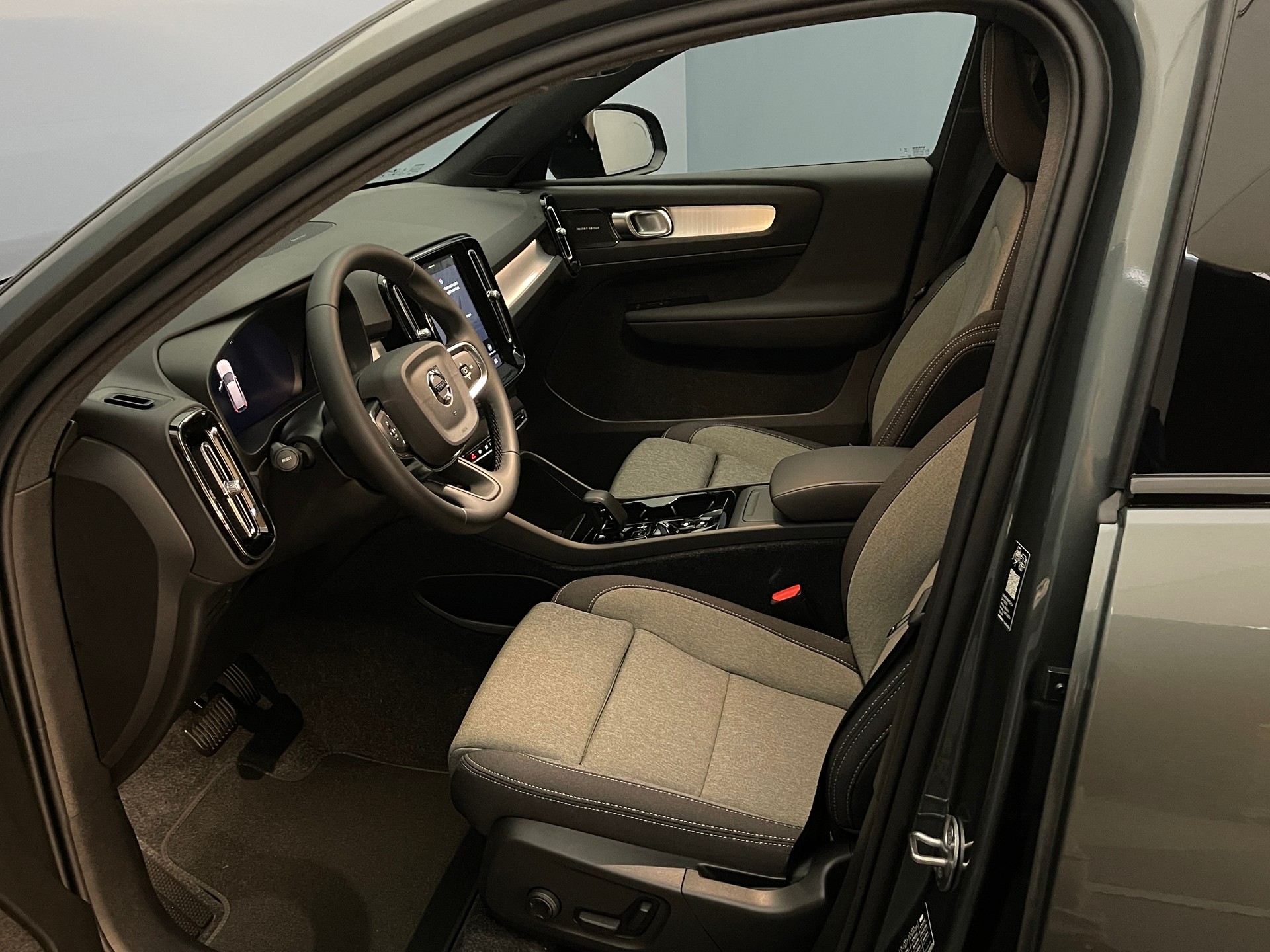 VOLVO XC40 2.0 B3 MH Plus Dark-image-9