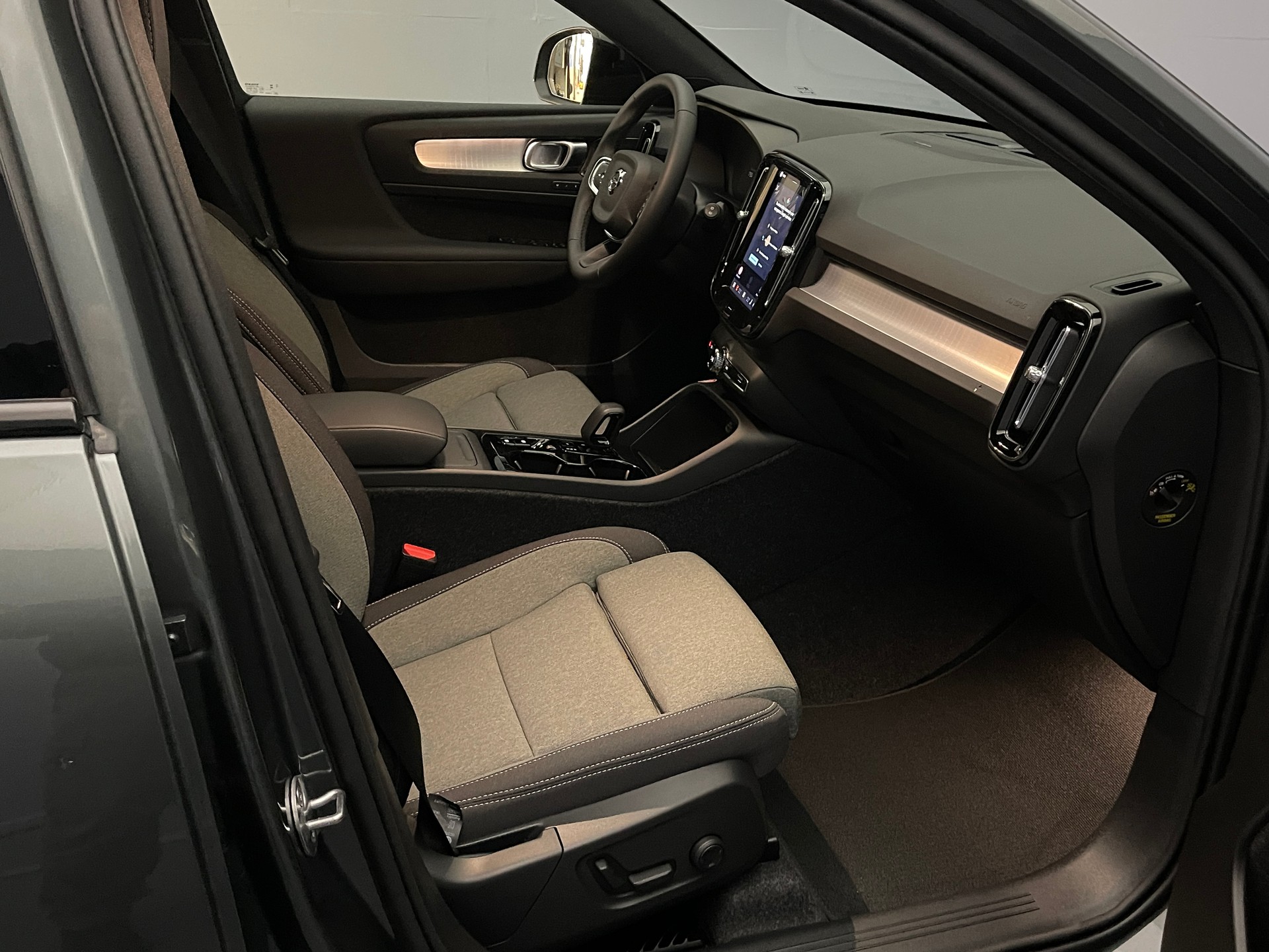 VOLVO XC40 2.0 B3 MH Plus Dark-image-13