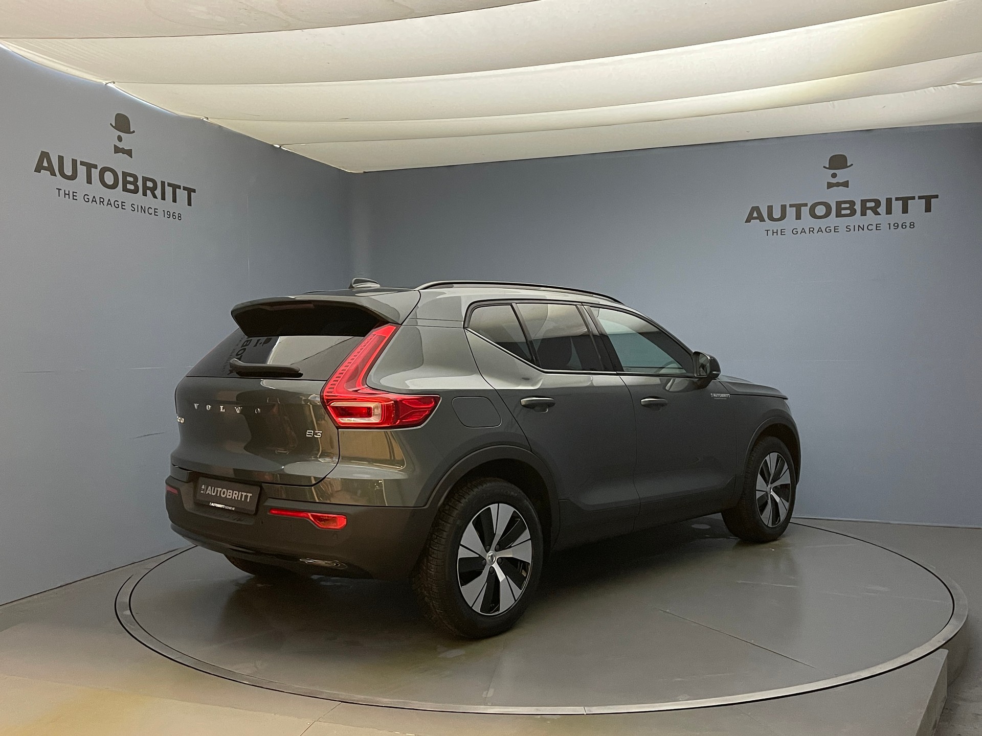 VOLVO XC40 2.0 B3 MH Plus Dark-image-3