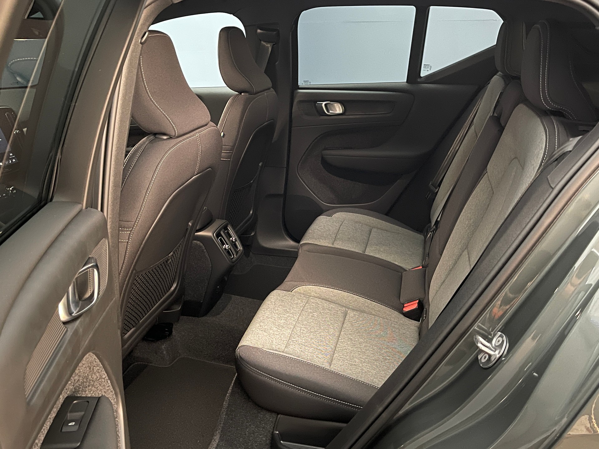 VOLVO XC40 2.0 B3 MH Plus Dark-image-11
