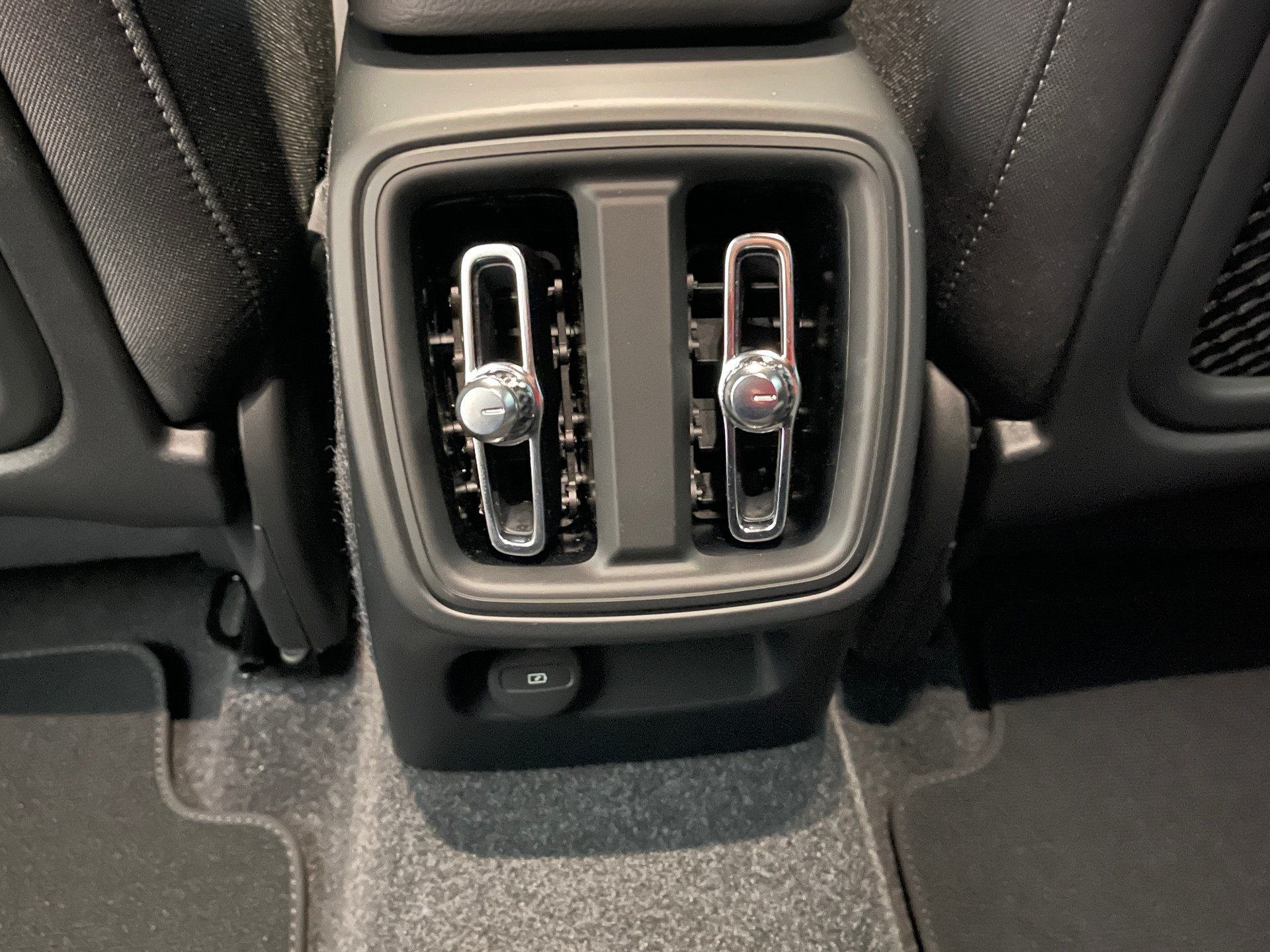 VOLVO XC40 2.0 B3 MH Plus Dark-image-10