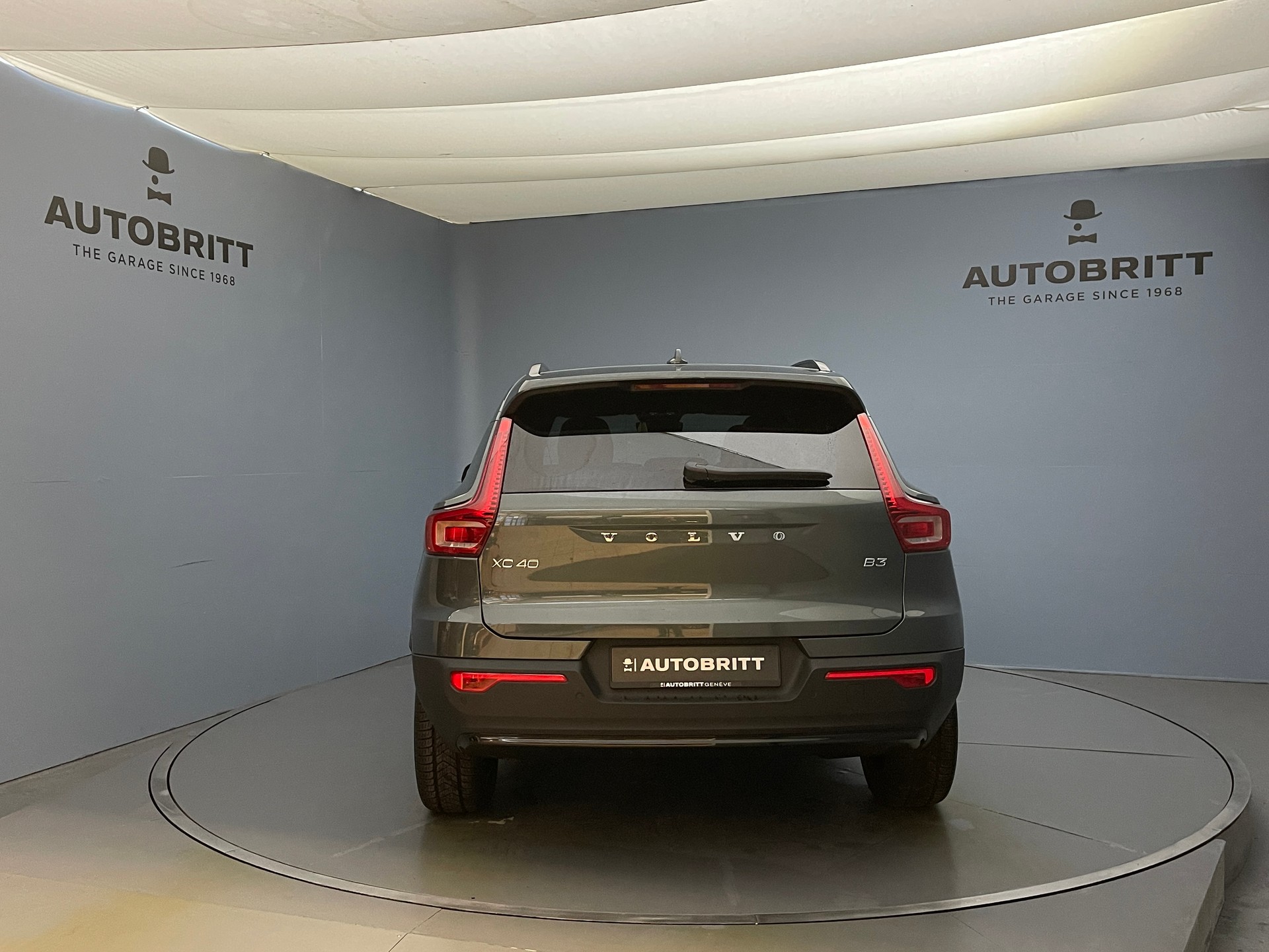 VOLVO XC40 2.0 B3 MH Plus Dark-image-2
