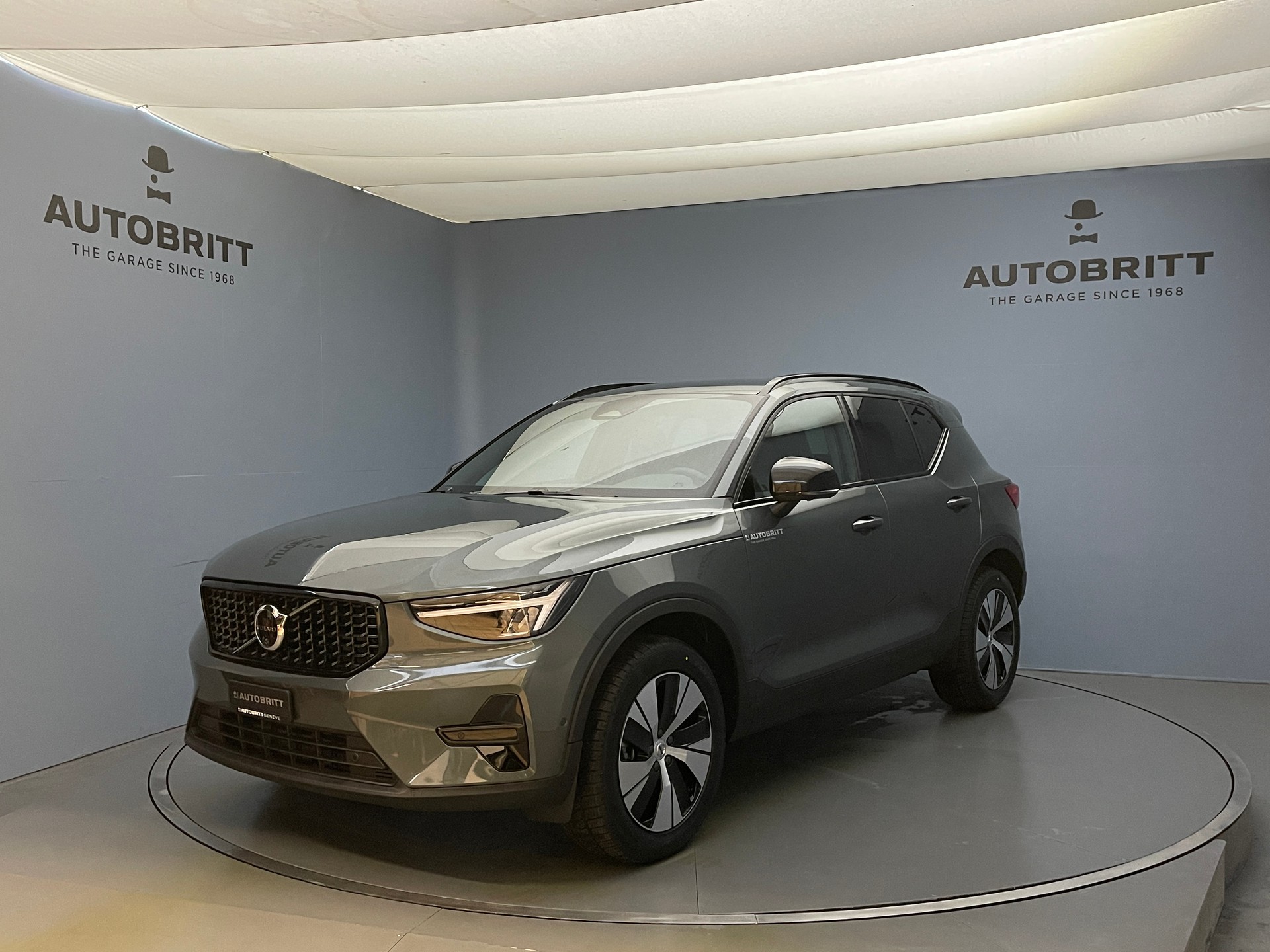 VOLVO XC40 2.0 B3 MH Plus Dark-image-0