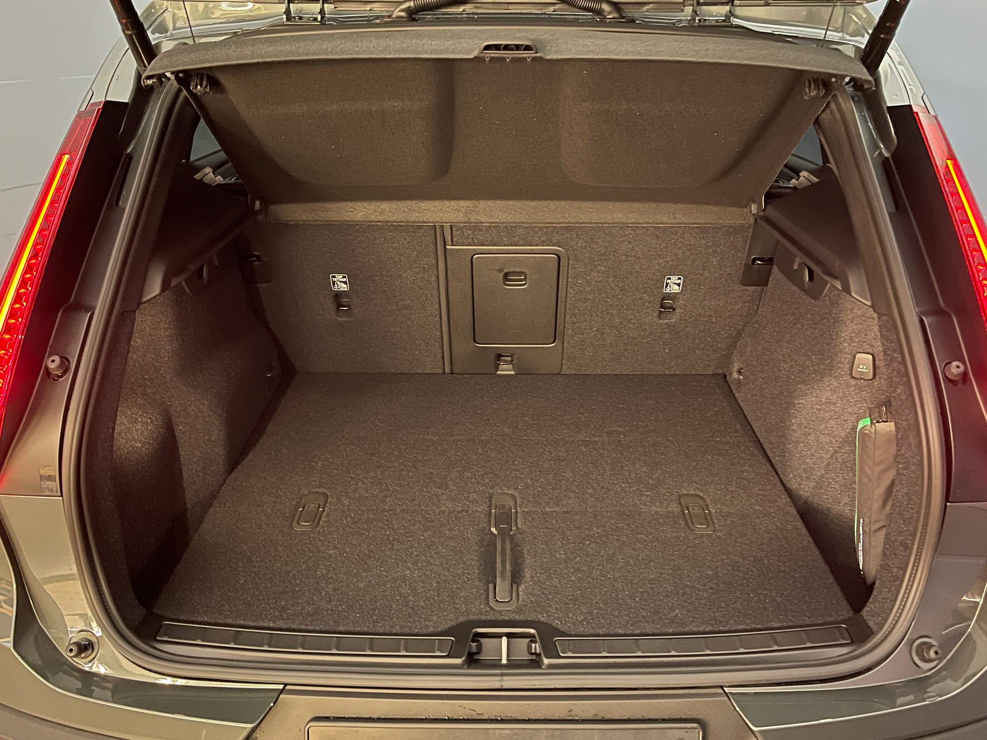 VOLVO XC40 2.0 B3 MH Plus Dark-image-6