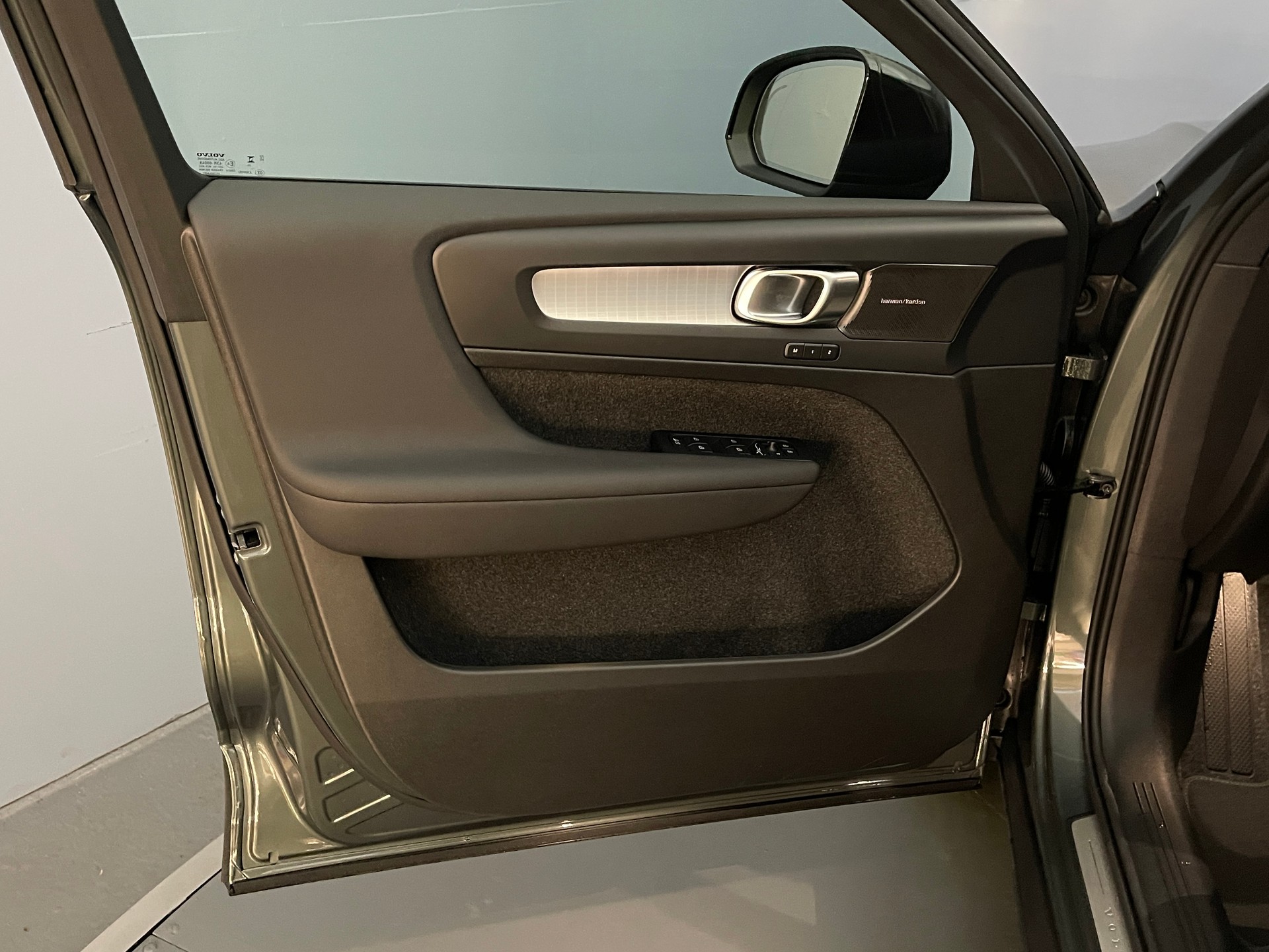 VOLVO XC40 2.0 B3 MH Plus Dark-image-8