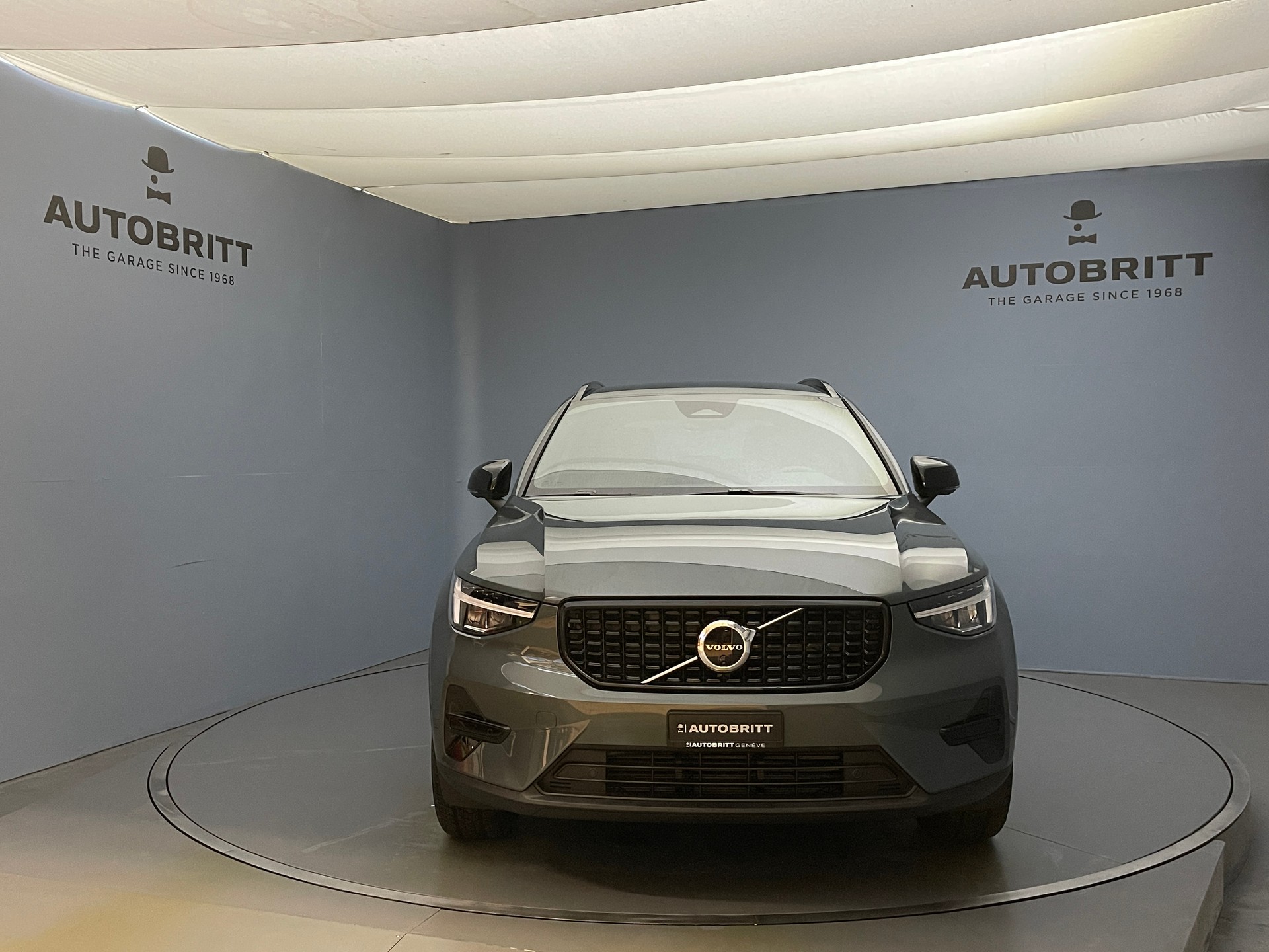 VOLVO XC40 2.0 B3 MH Plus Dark-image-1
