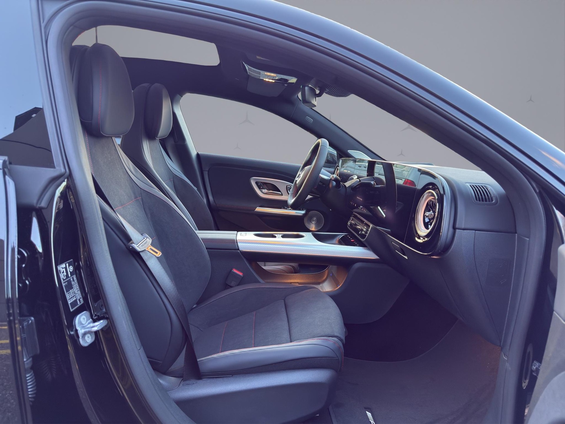 MERCEDES-BENZ CLA 250+ AMG Line-image-15