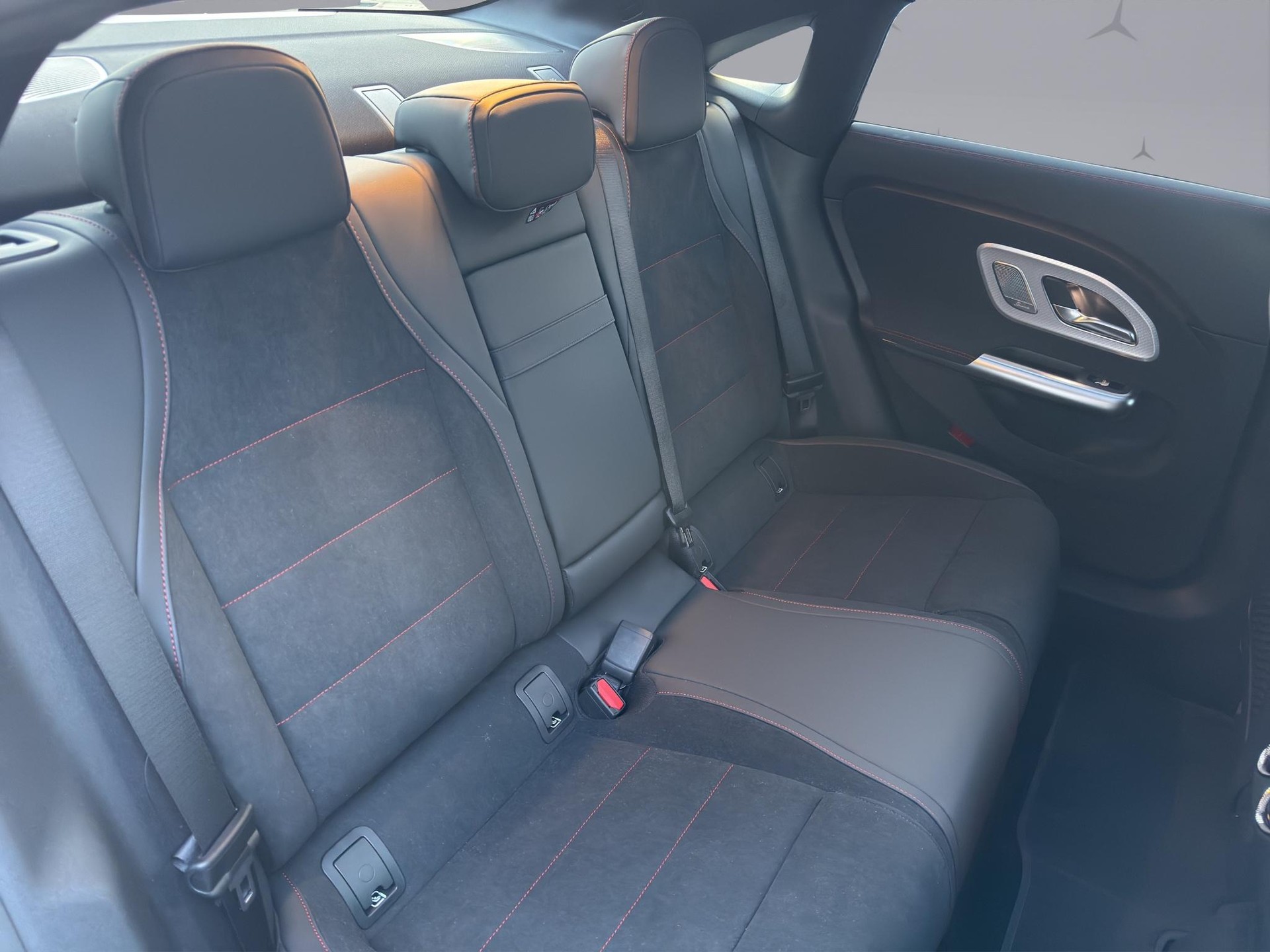MERCEDES-BENZ CLA 250+ AMG Line-image-16