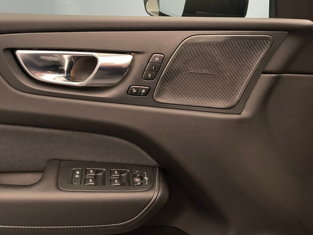 VOLVO XC60 2.0 B5 MH R-Design-image-9