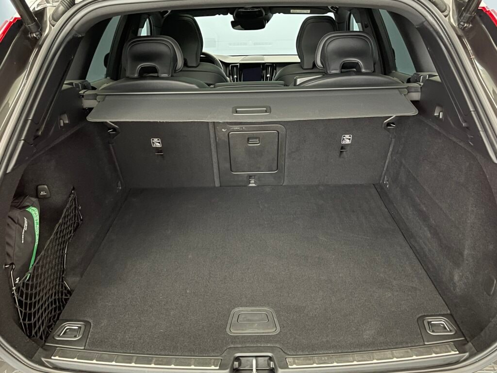 VOLVO XC60 2.0 B5 MH R-Design-image-13