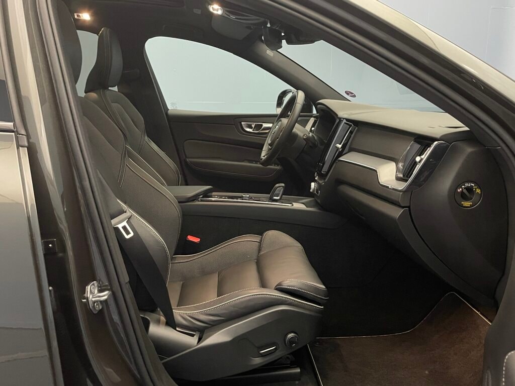 VOLVO XC60 2.0 B5 MH R-Design-image-7
