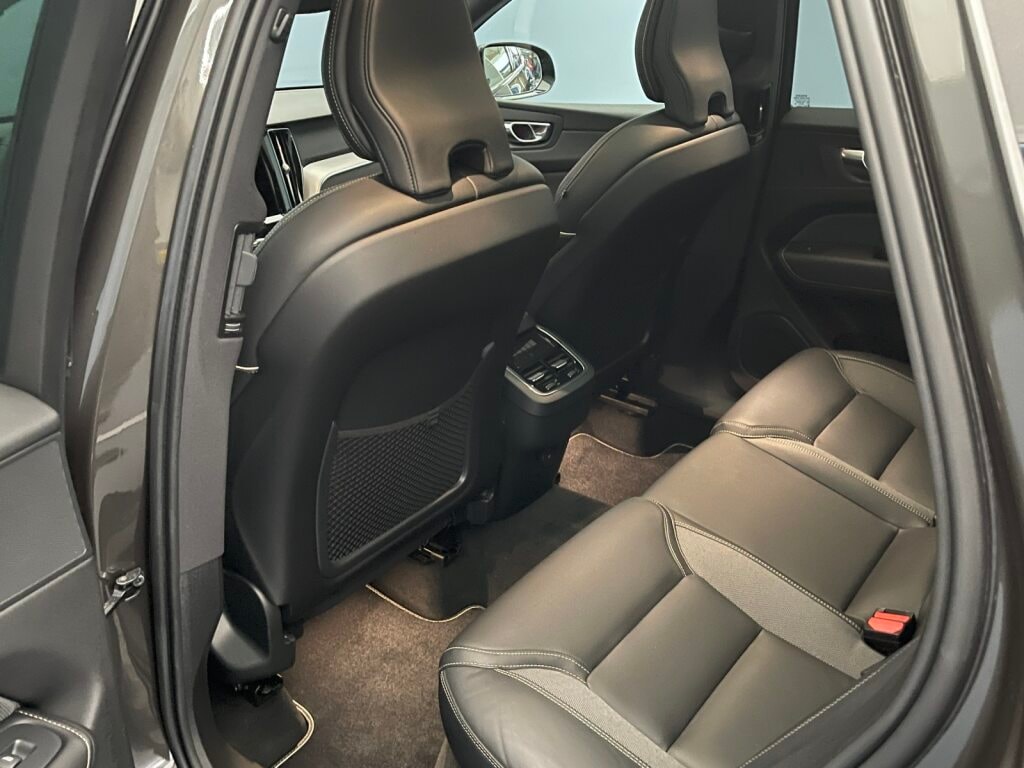 VOLVO XC60 2.0 B5 MH R-Design-image-8