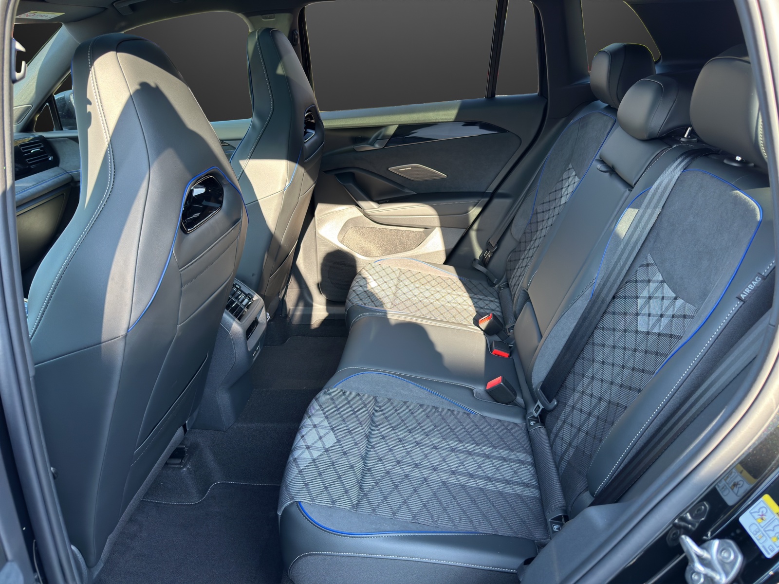 VW Tiguan 2.0 TDI SCR R-Line 4Motion DSG-image-8
