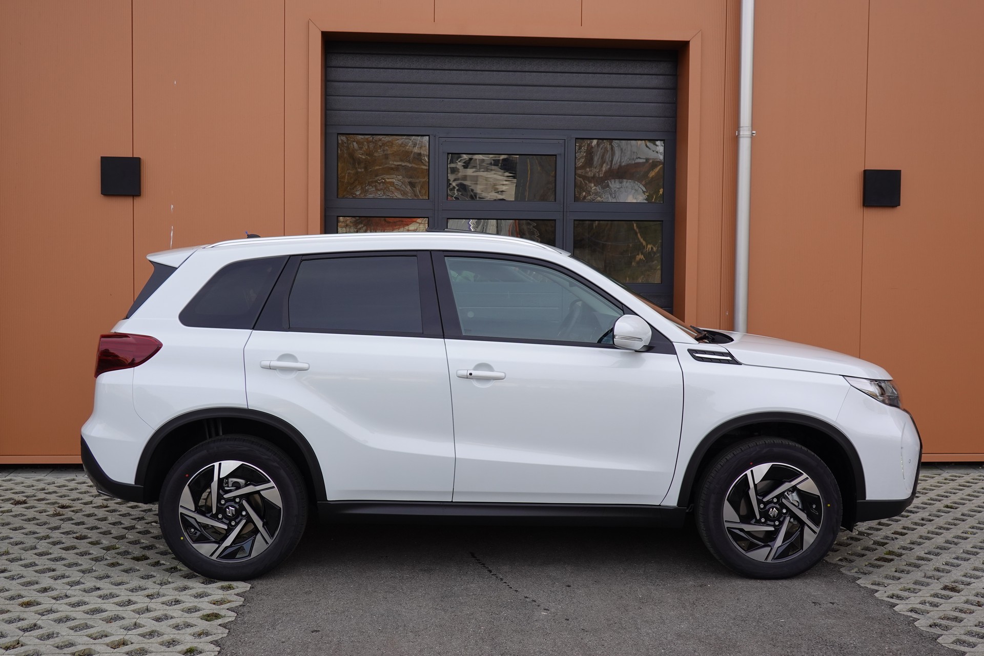 SUZUKI Vitara 1.5 Hybrid Compact Top 4x4 AGS-image-4