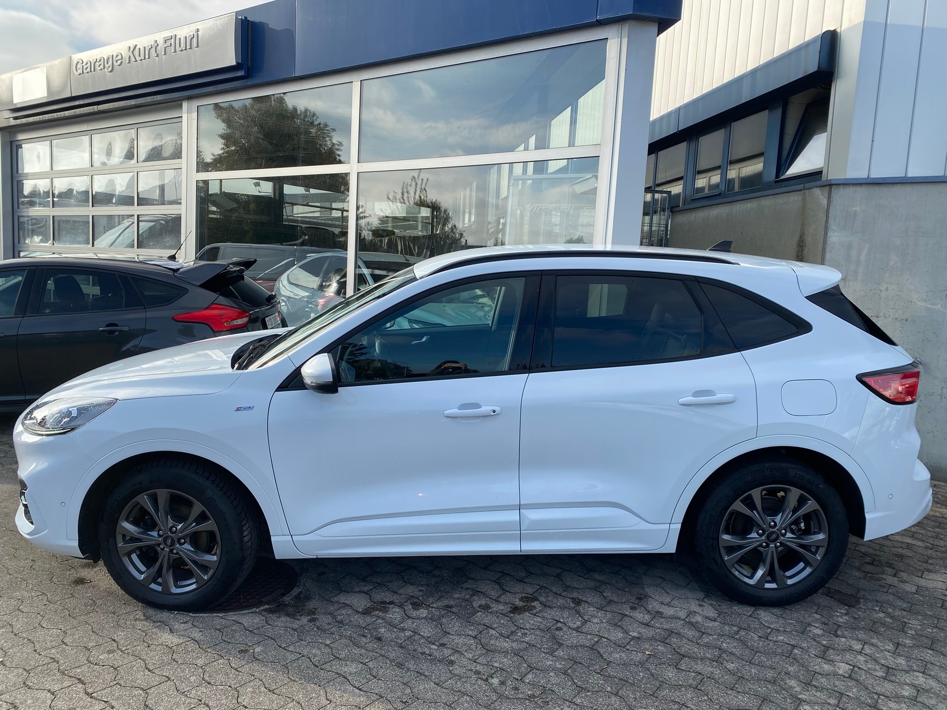 FORD Kuga 2.5 FHEV ST-Line X 4WD-image-2