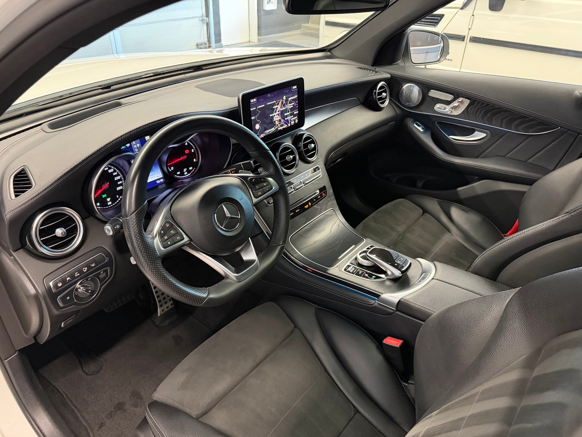 MERCEDES-BENZ GLC 350 d AMG Line 4Matic 9G-Tronic-image-9