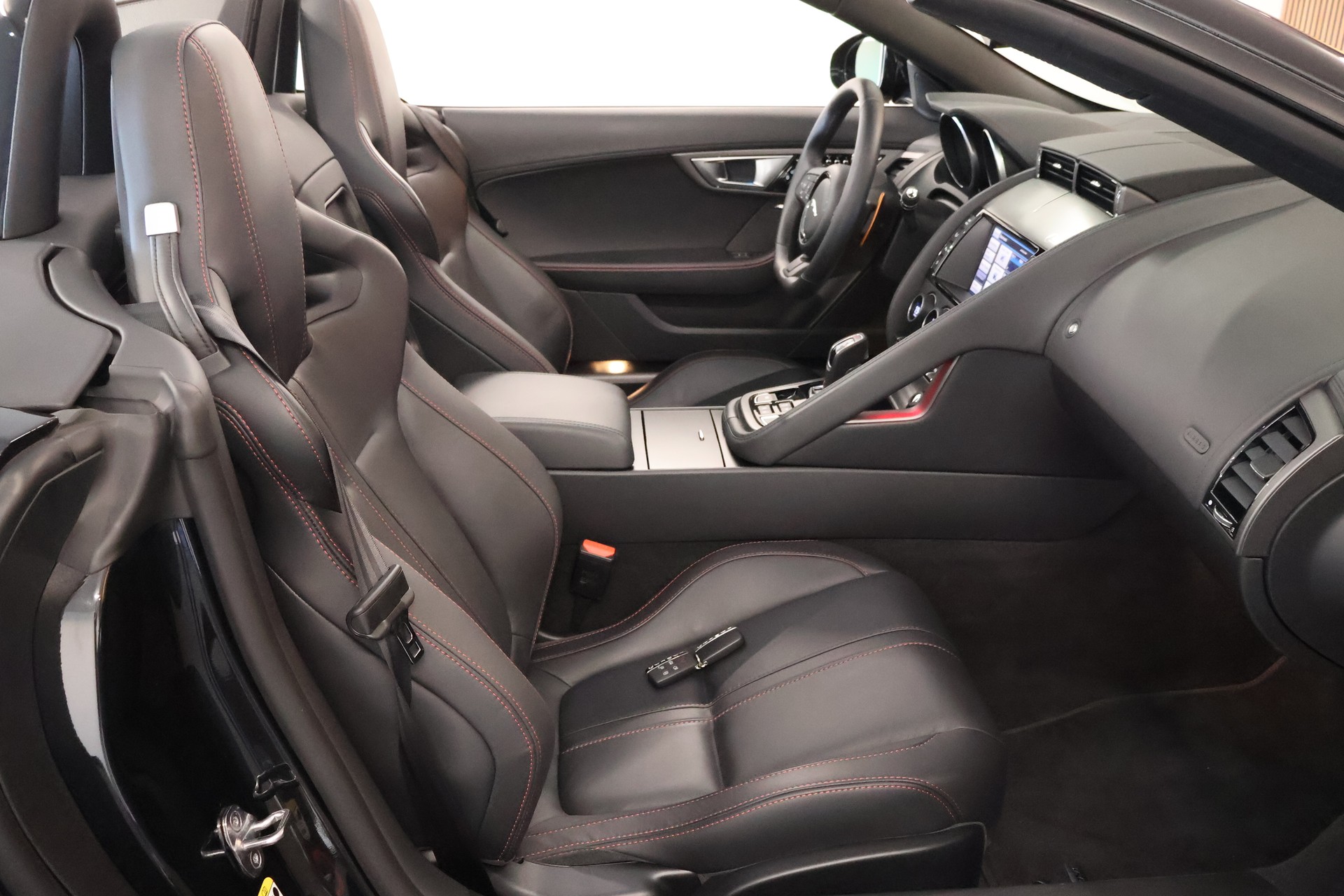 JAGUAR F-Type Convertible S 5.0 V8 S/C-image-15