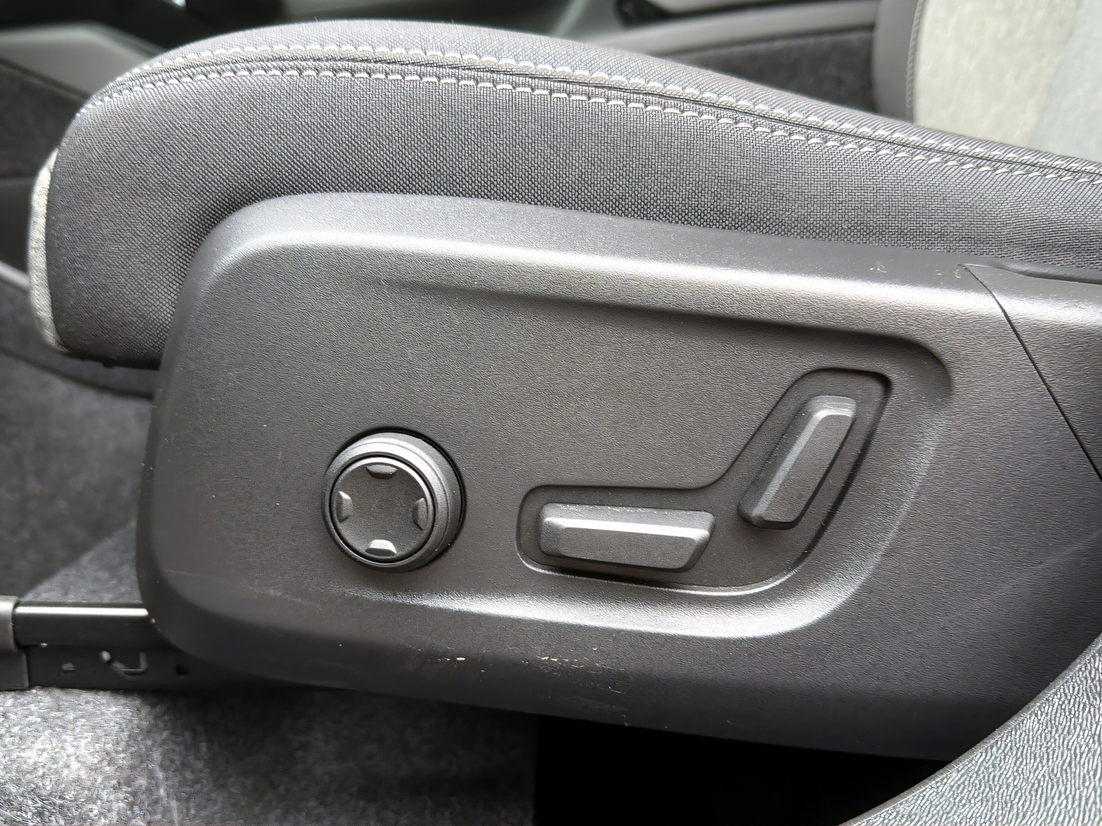 VOLVO XC40 B3 Benzin Mild Hybrid Plus Dark DCT-image-17