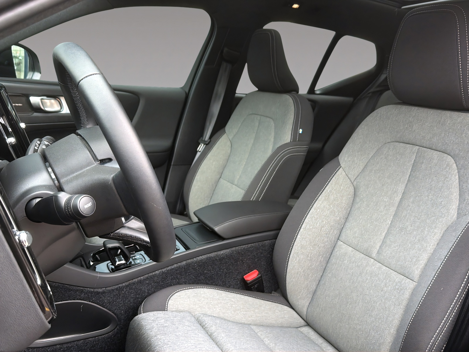 VOLVO XC40 B3 Benzin Mild Hybrid Plus Dark DCT-image-7