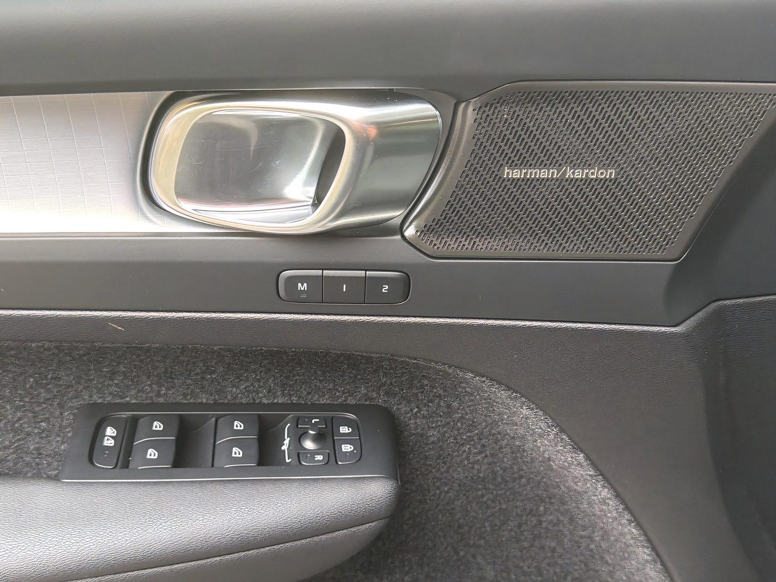 VOLVO XC40 B3 Benzin Mild Hybrid Plus Dark DCT-image-16