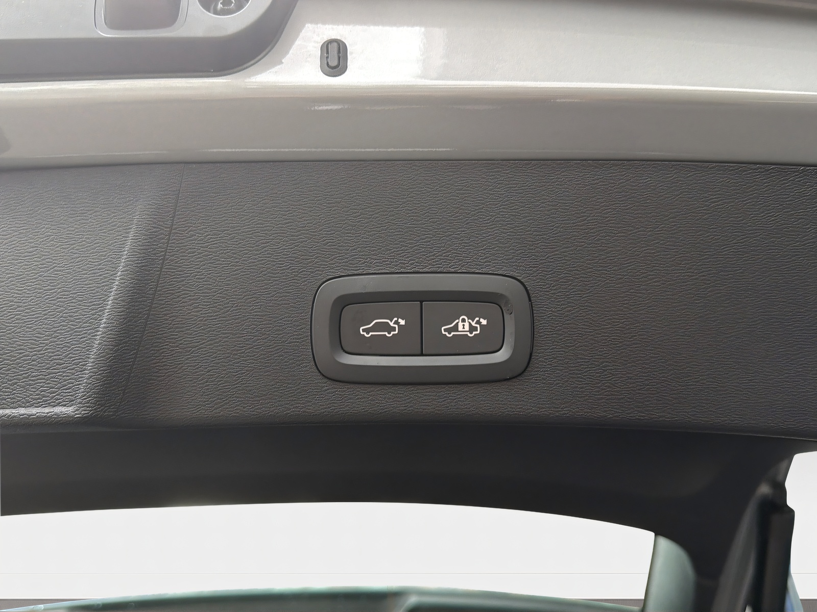 VOLVO XC40 B3 Benzin Mild Hybrid Plus Dark DCT-image-13