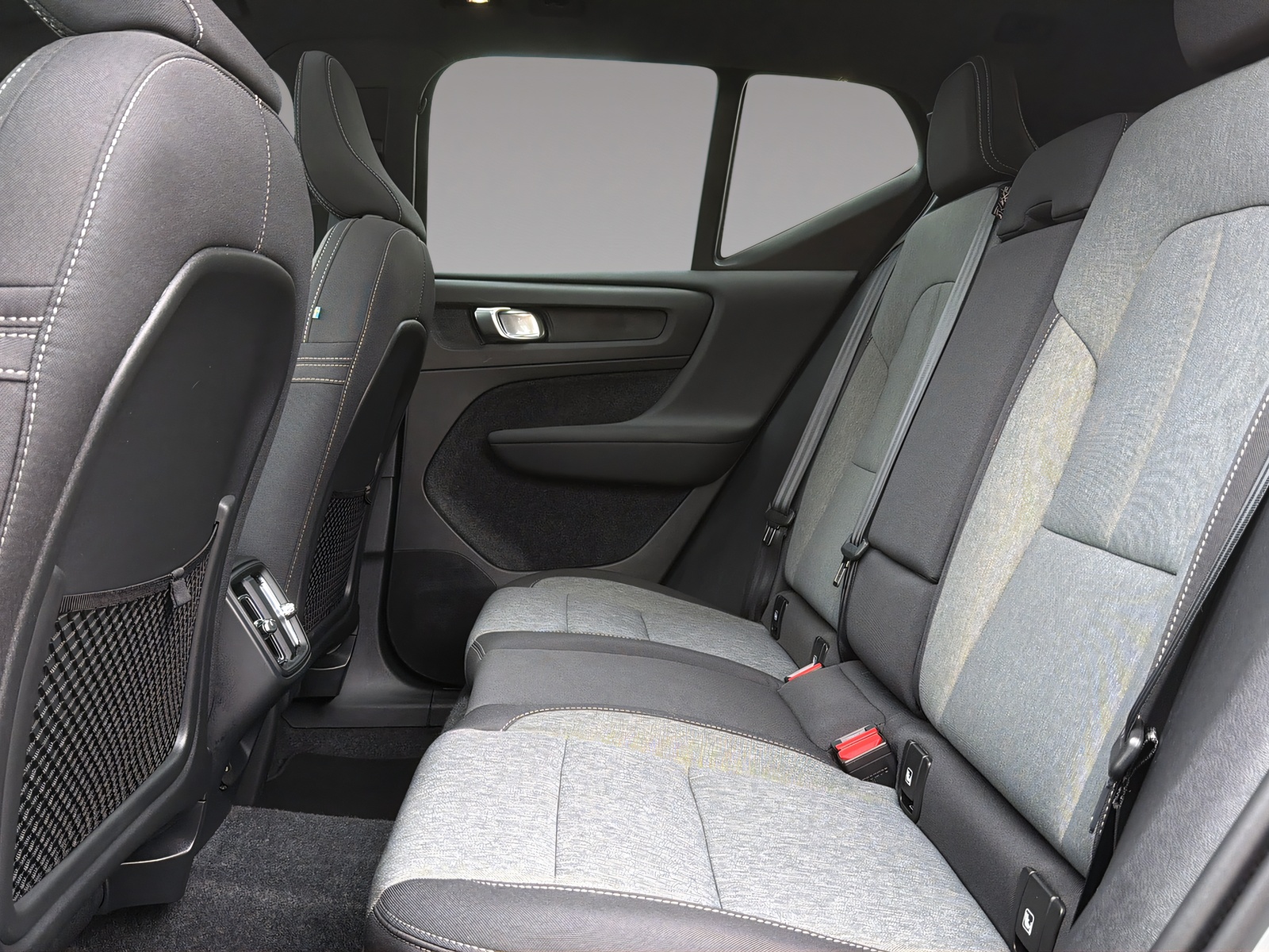VOLVO XC40 B3 Benzin Mild Hybrid Plus Dark DCT-image-9