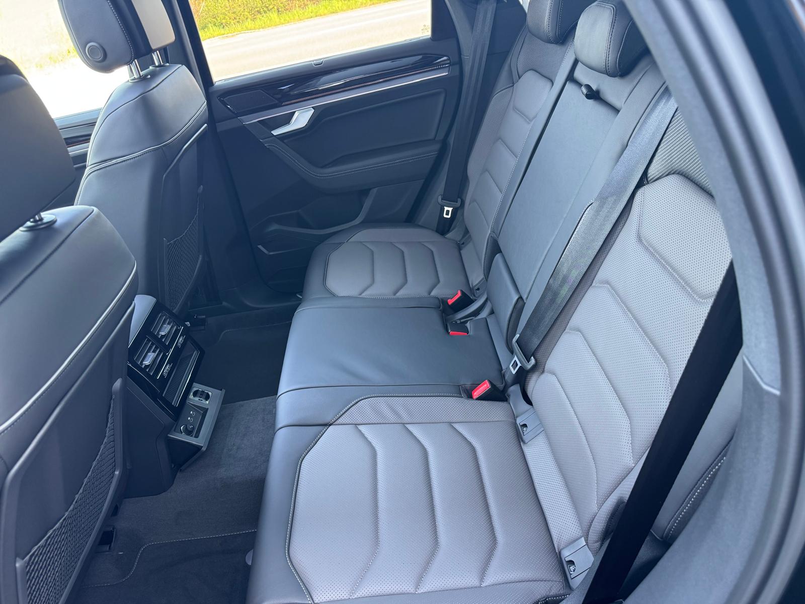 VW Touareg 3.0 TDI R-Line Final Edition Tiptronic-image-8