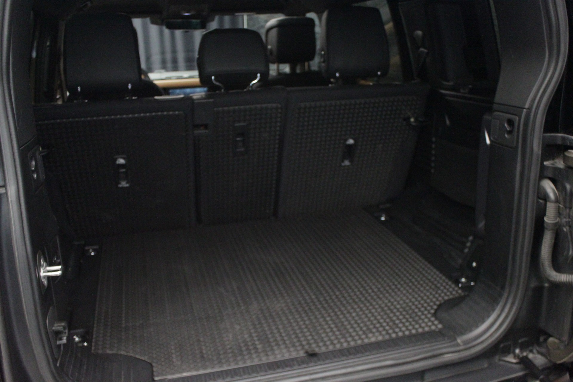 LAND ROVER Defender 110 P400 I6 X 3.0 AT8-image-14