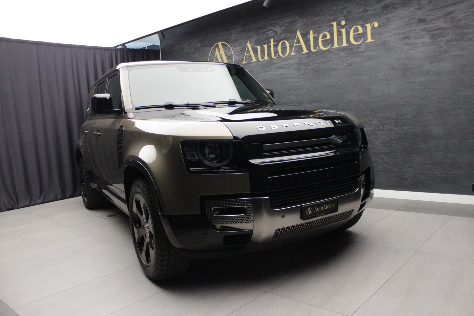 LAND ROVER Defender 110 P400 I6 X 3.0 AT8-showroom-element-1