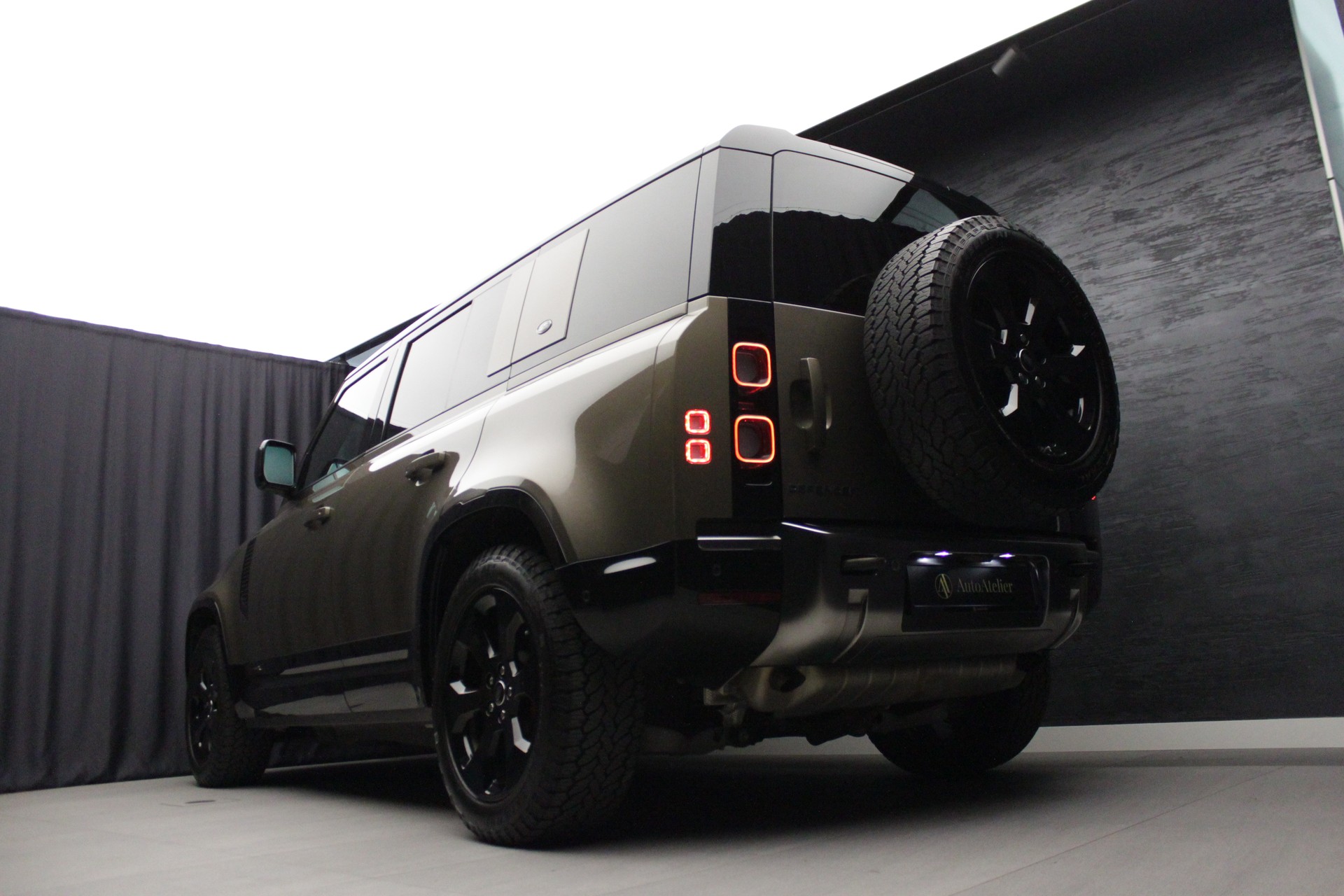 LAND ROVER Defender 110 P400 I6 X 3.0 AT8-image-12