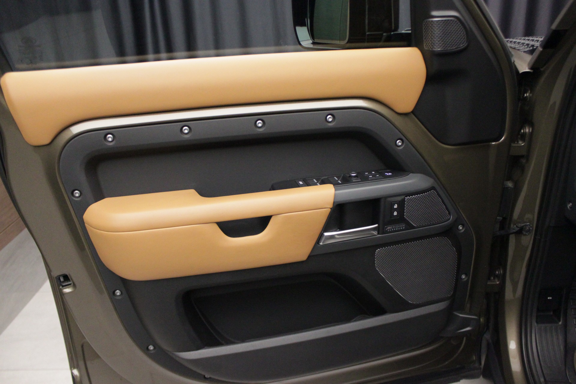 LAND ROVER Defender 110 P400 I6 X 3.0 AT8-image-19