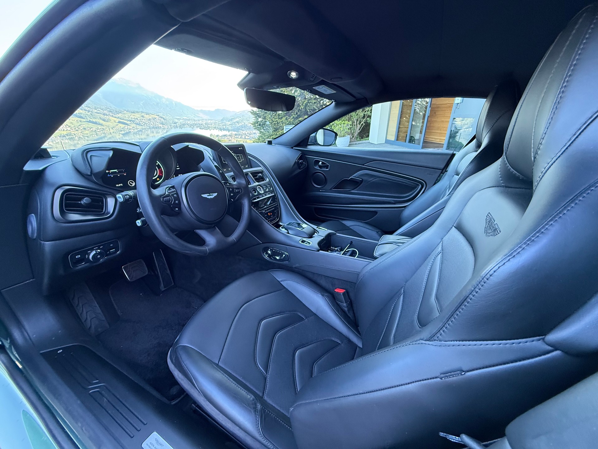ASTON MARTIN DBS Superleggera Volante-image-8