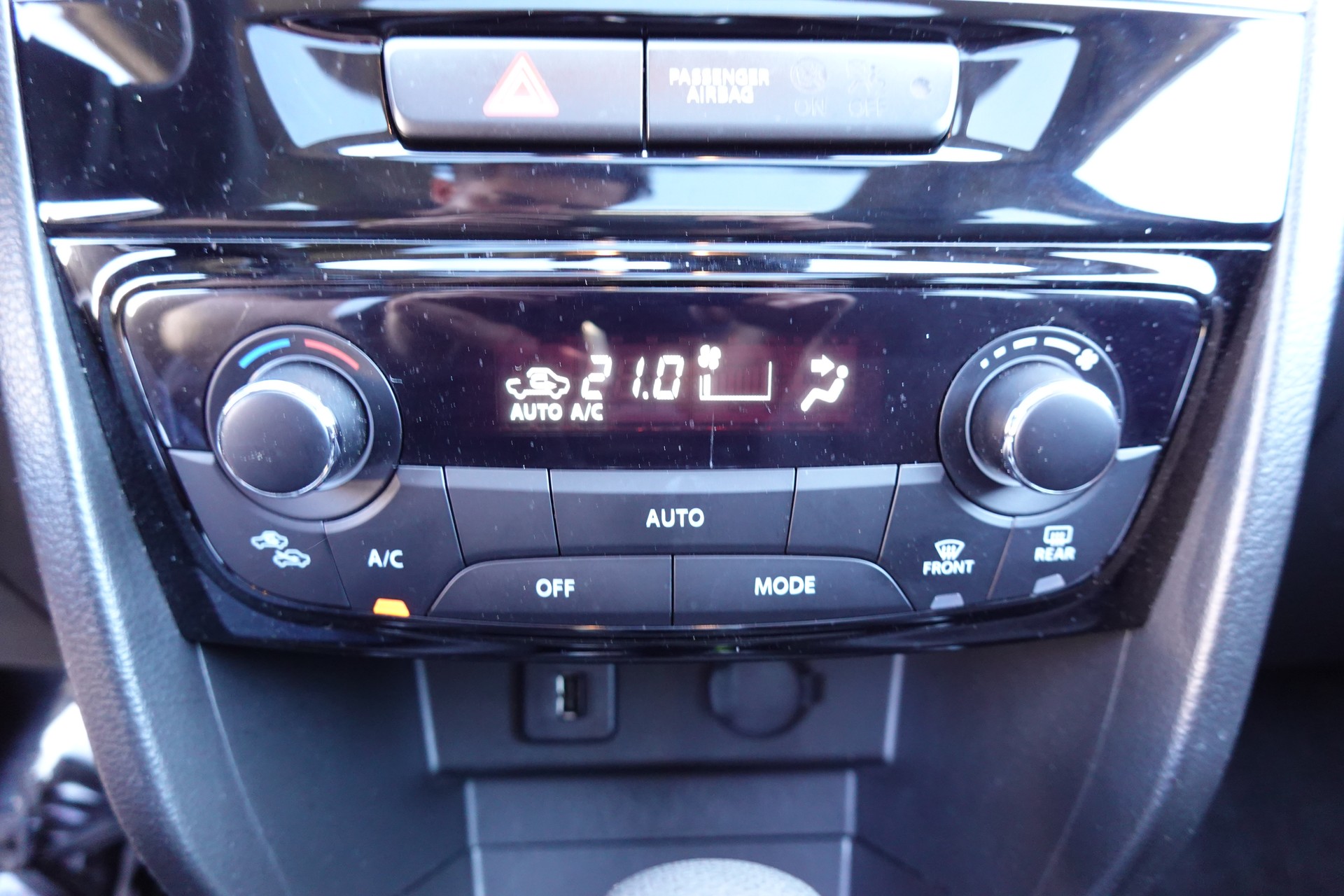 SUZUKI Vitara 1.5 Hybrid Edition 35 Top 4x4 AGS - " Toit Ouvrant * GPS * Caméra * Tempomat Adaptatif * Sièges chauffants "-image-19