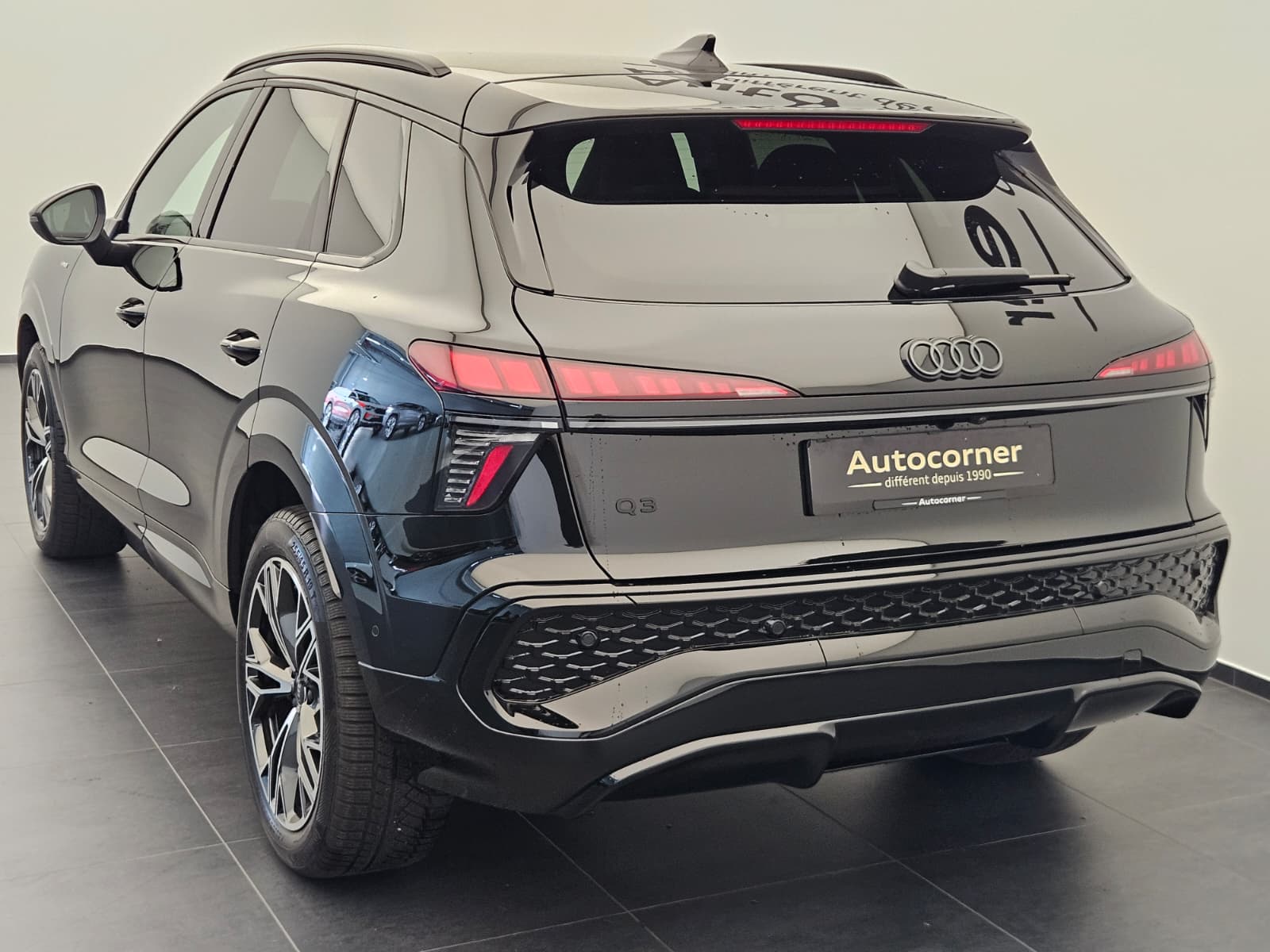 AUDI Q3 SUV 110 kW TFSI S tronic-image-8