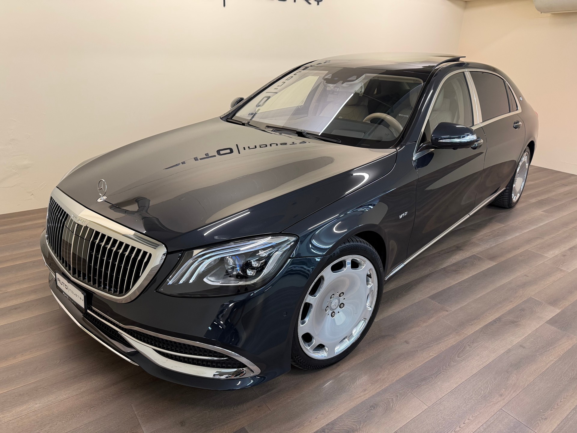 MERCEDES-BENZ S 600 Maybach 7G-Tronic-showroom-element-1