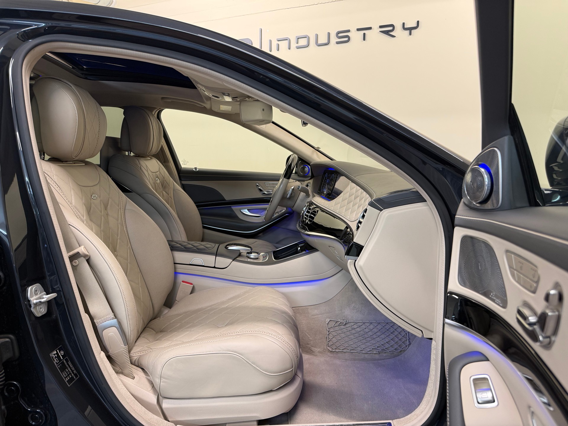 MERCEDES-BENZ S 600 Maybach 7G-Tronic-image-17
