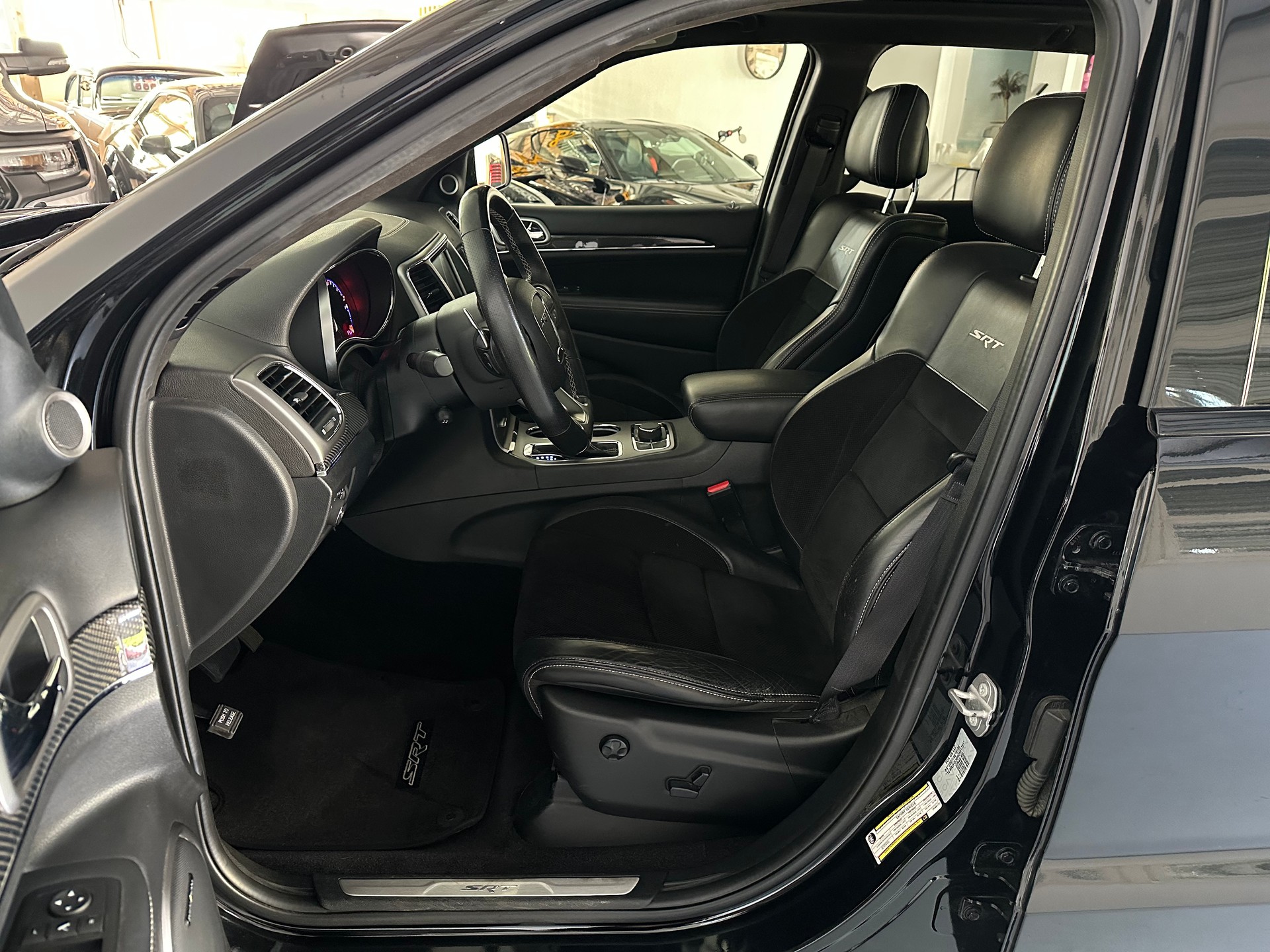 JEEP Grand Cherokee 6.4 V8 HEMI SRT8 Automatic-image-3