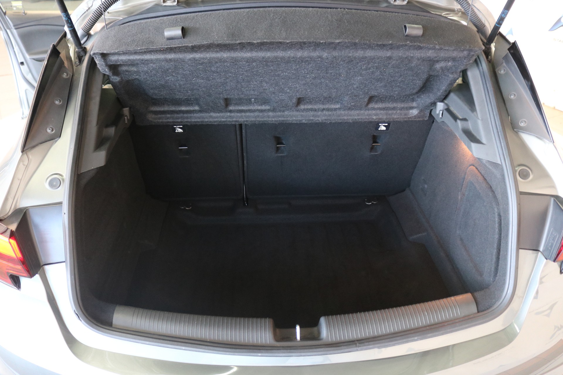 OPEL Astra 1.6i Turbo Excellence-image-36