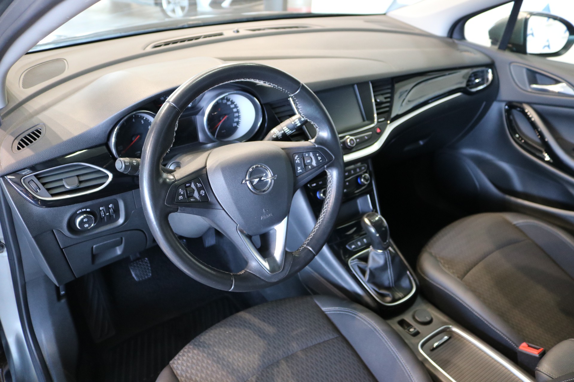 OPEL Astra 1.6i Turbo Excellence-image-2